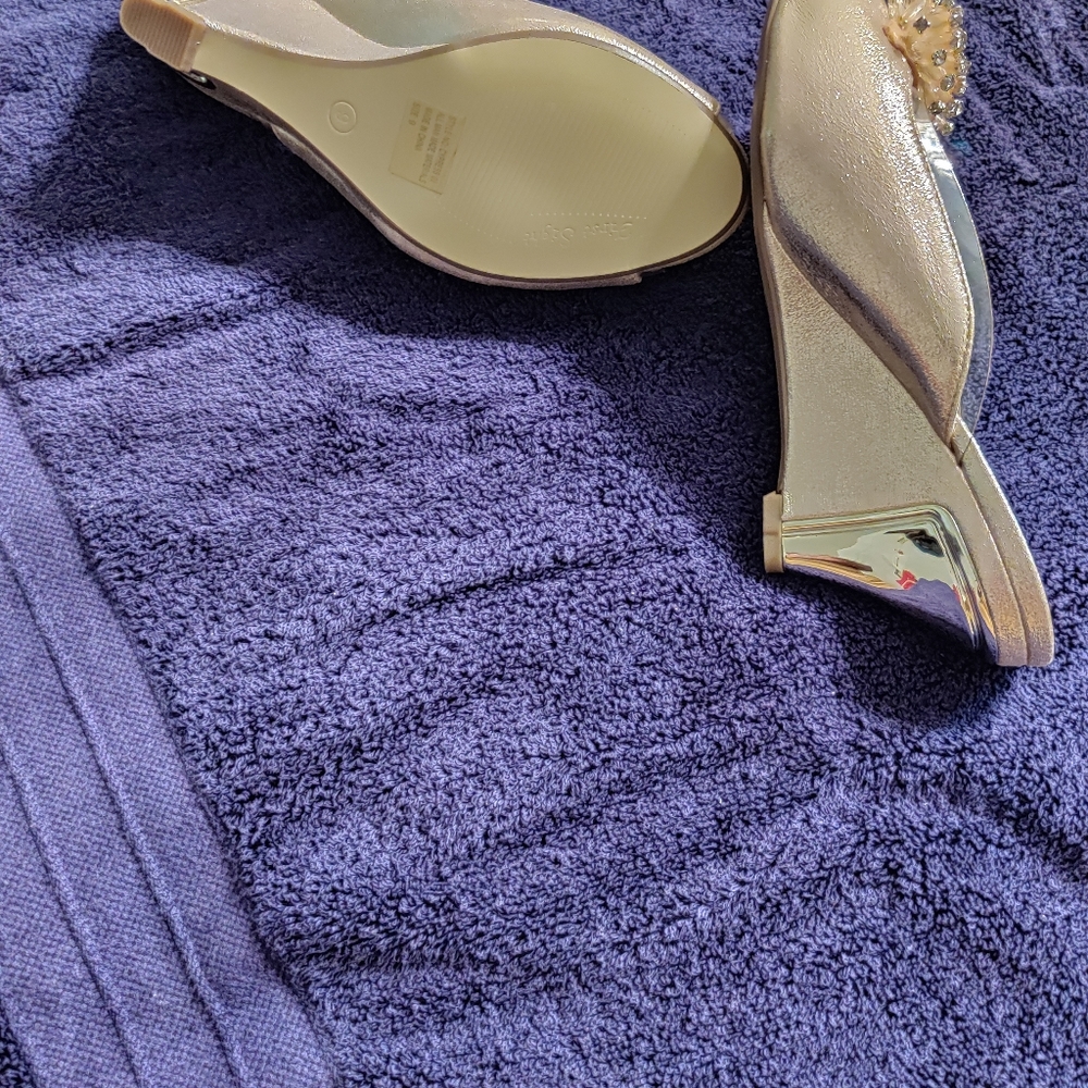 One pair of sandals